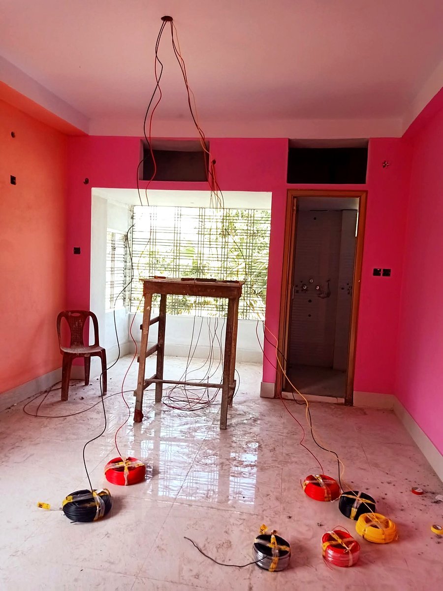 বাড়ির ইলেকট্রিক ওয়্যারিং চলছে – ছাদ থেকে তার